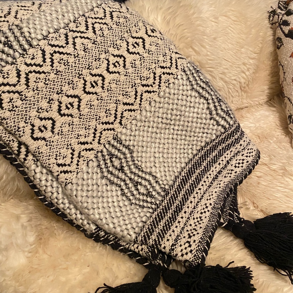 Max Studio Home Black and White Textured Knit Throw Blanket - Picture 4 of 6